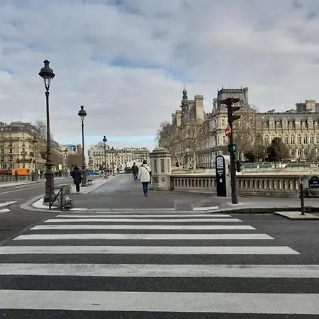 Appartamento Cosy 2 Pièces Typiquement Parisien à Notre-dame